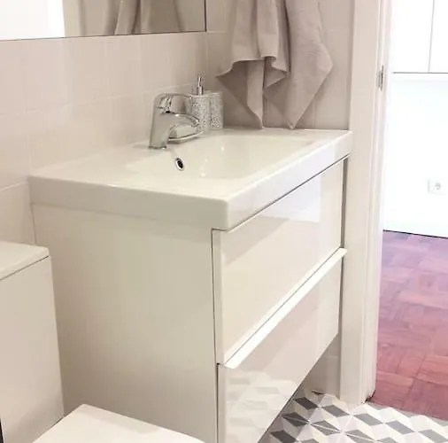 Modern Cosy Flat With Terrace In Campo De Ourique. Apartment *